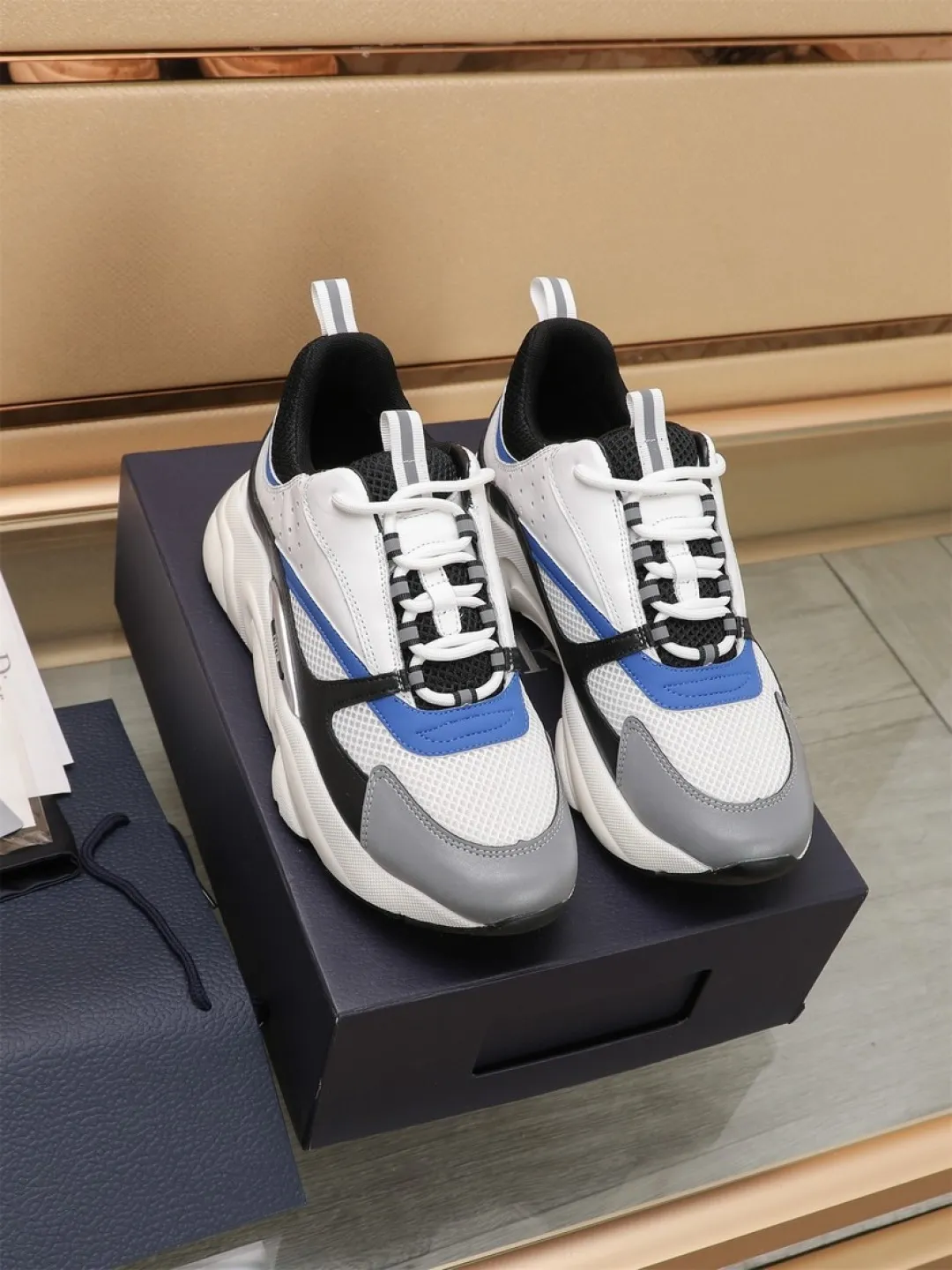 Men's shoes 💰P460💰【Dior】Dior✨ is online at the same time👏 This casual sneaker is a new product in the series and continues Di*r's classic style. The upper is made of original mesh and cow leather, with a two-color textured outsole, and the brand's iconic details on the rear collar and heel to enhance the style. Fashionable and versatile. Wear it with jeans or slacks for a casual look. Size: 38-44 (45 customized)